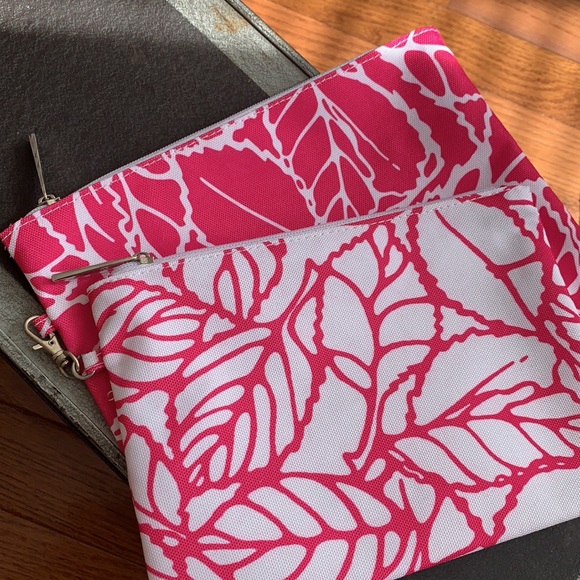 Pair of Clinique cosmetic bags in fuschia - Picture 4 of 7